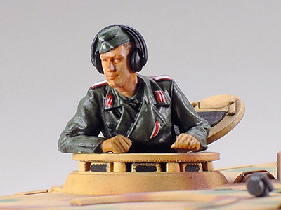 included torso figure of a commander 