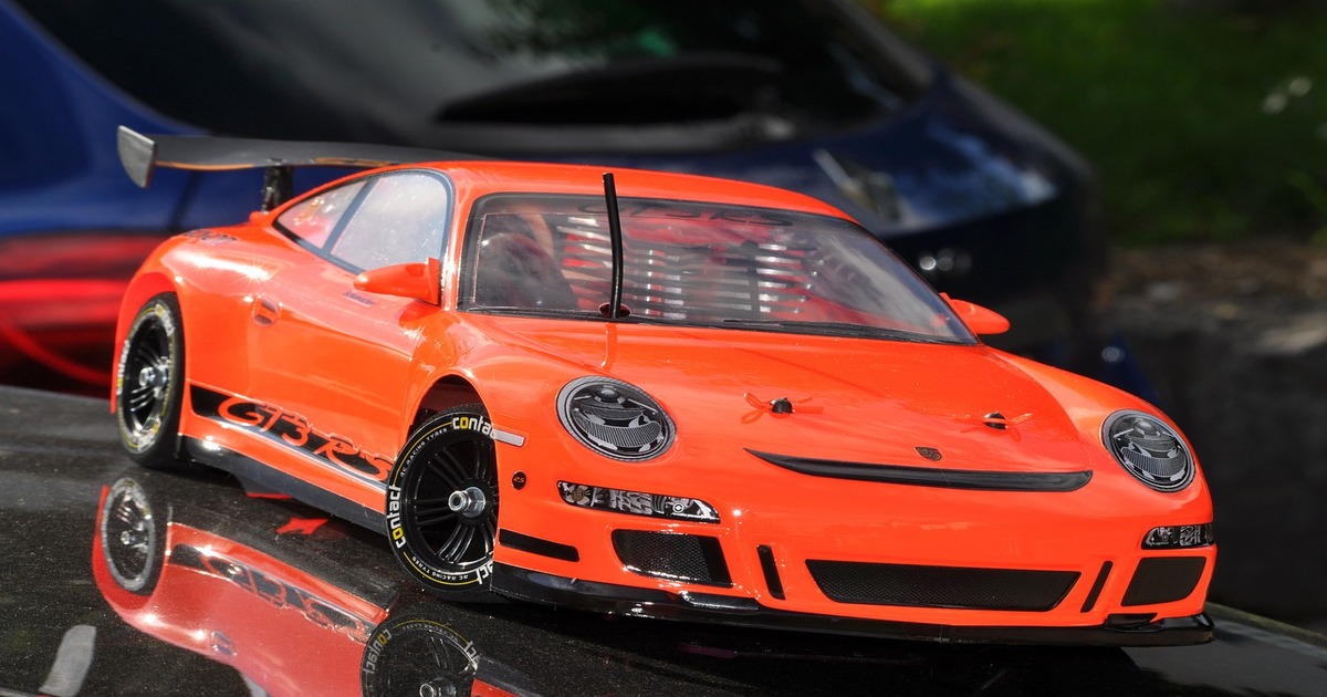 A Porsche model car on which RC car maintenance was regularly performed.